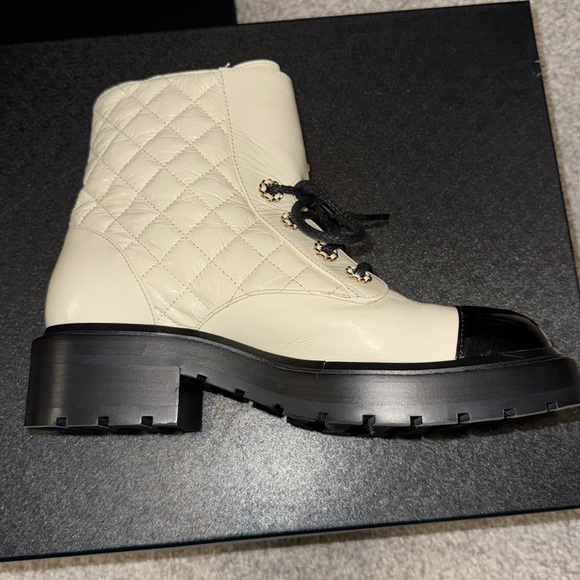 CHANEL SHINY CALFSKIN IVORY & BLACK LACE UP BOOTS - Picture 15 of 17
